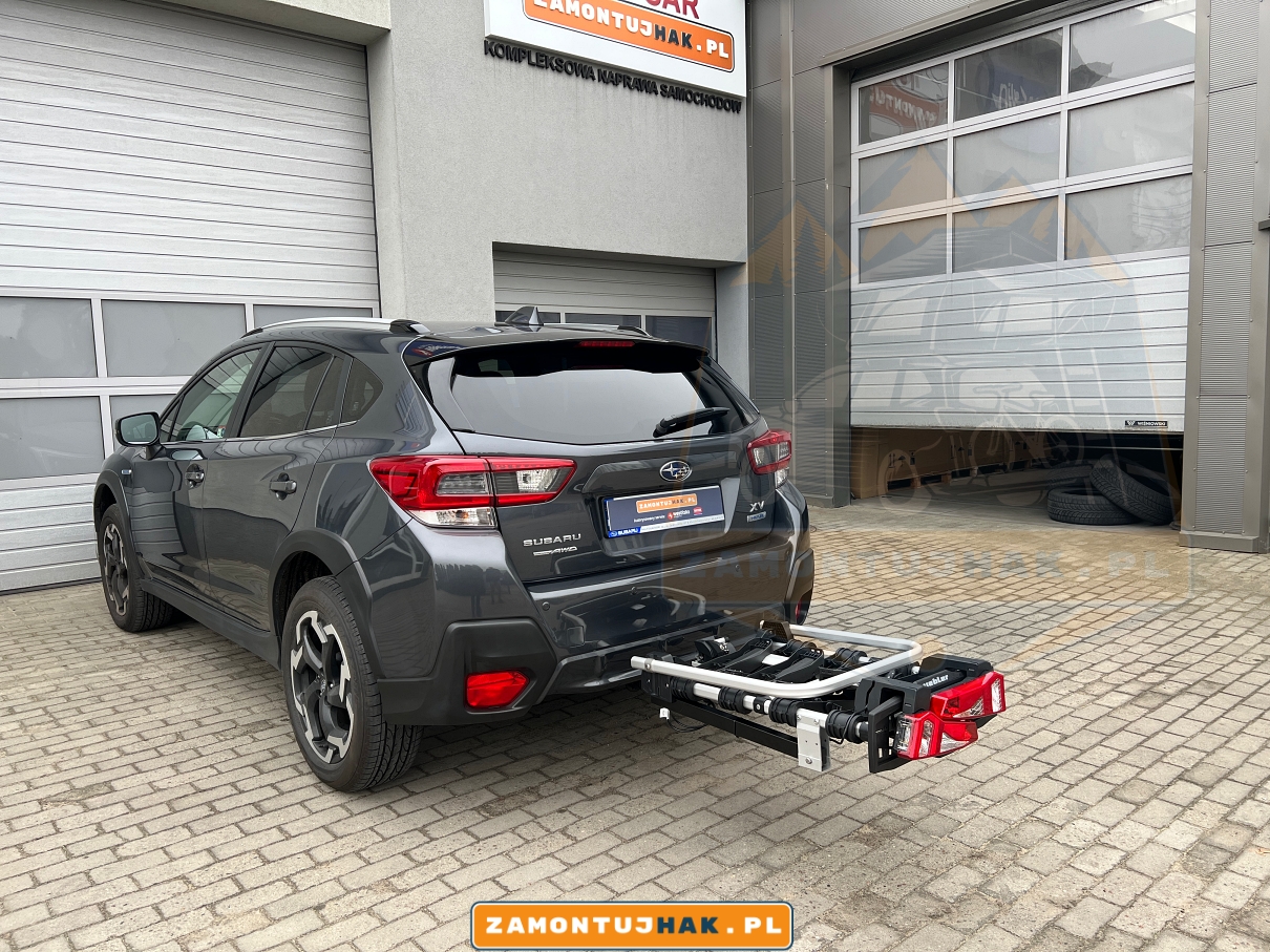 Subaru XV z bagażnikiem rowerowym montowanym na hak